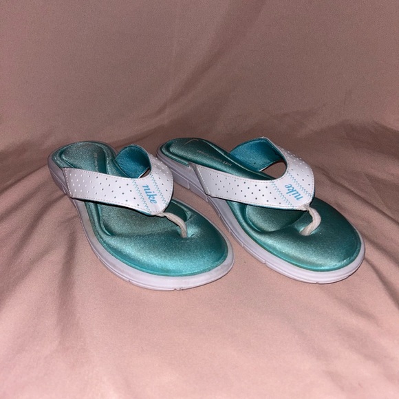 Women’s Nike Comfort Bed Flip Flops - Size 9 - Picture 2 of 4